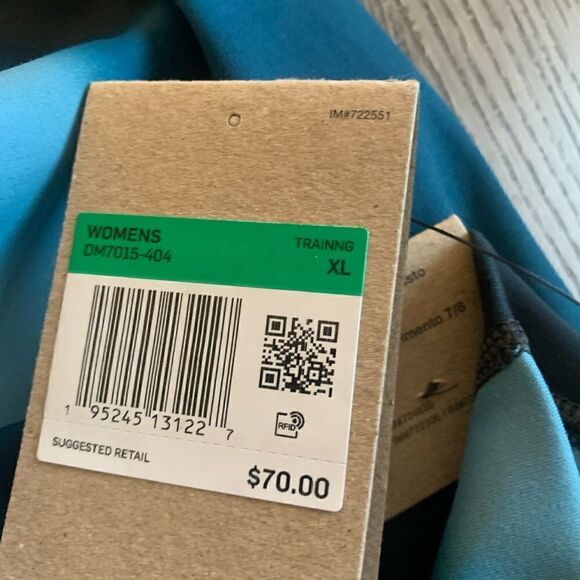 Nike woman’s yoga leggings very beautiful color and very soft - Picture 4 of 5